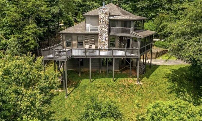 Ellijay Cabina | Gorgeous Lake View Log Cabin with Hot Tub!