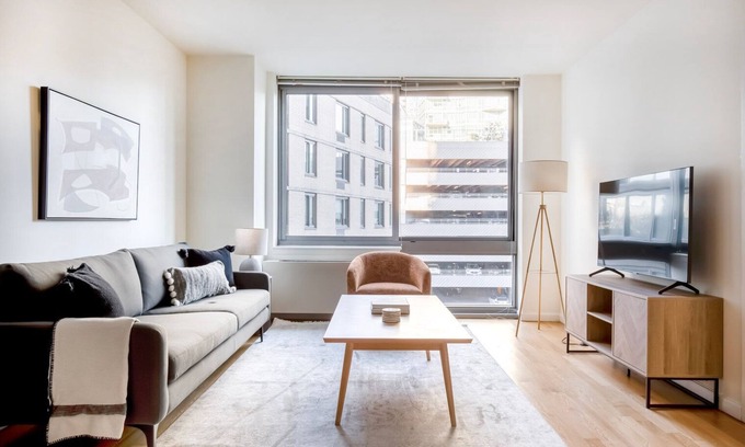 Hunters Point Apartamento | Gorgeous LIC 1BR w/ Doorman, Gym Pool & W/D, nr East River, by Blueground