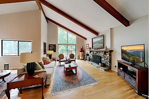 Hendersonville Casa | Gorgeous Little River Escape