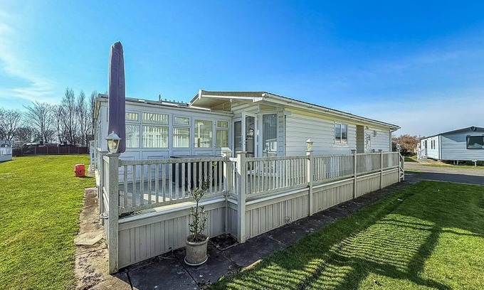 Skegness Cabina | Gorgeous lodge with decking at Southview Holiday Park in Skegness ref 33093V