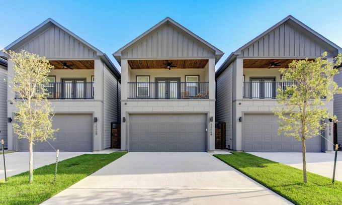 North Houston Casa | Gorgeous Luxury Villa Located in Central Houston. Near downtown & IAH
