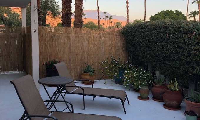 Palm Desert Cabaña | Gorgeous Mid-Century Cottage! Private Yard, Views, Fireplace, Walk to El Paseo!