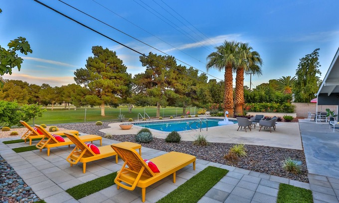 Las Vegas Casa | GORGEOUS Mid Century - Close to Strip - Golf - Views - Superhost Status - WOW