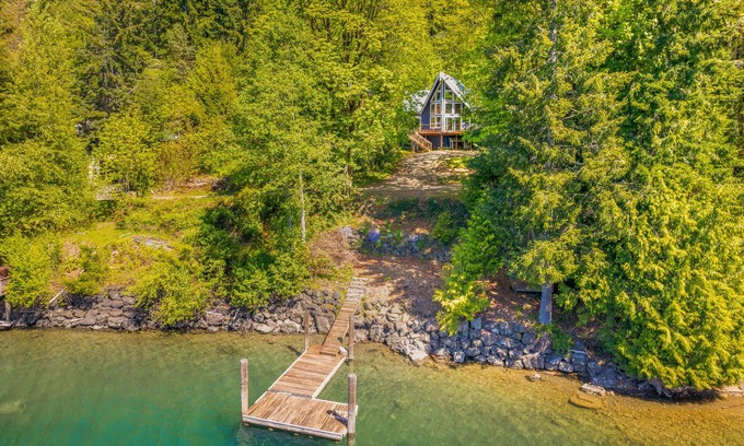 Hoodsport Cabina | Gorgeous Modern Cabin with Access to Lake Cushman!