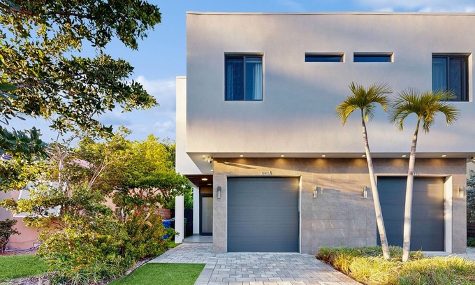 Downtown Fort Lauderdale Casa | Gorgeous modern townhome near beach with pool, patio, & W/D - dog-friendly