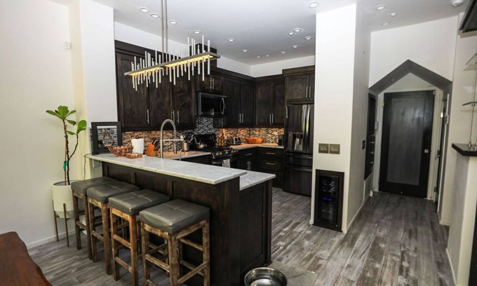 San Luis Obispo Casa | Gorgeous Modern Pet Friendly Condo close to everything