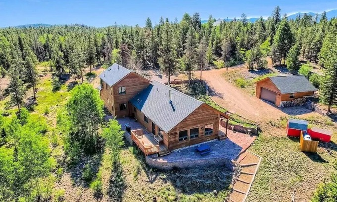 Black Hawk Casa | Gorgeous Mountain Getaway in Nederland