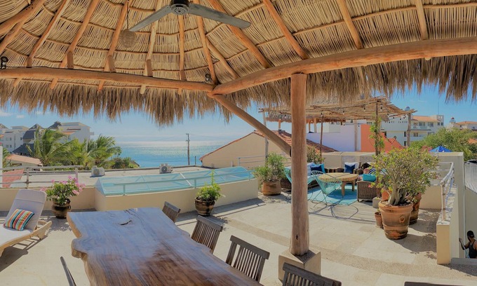 Emiliano Zapata Casa | Hermosas vistas al mar desde la terraza privada, la piscina, las tablas de surf, los SUPs y el ama de llaves