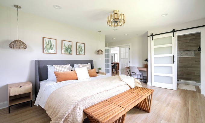 New Albany Casa | Gorgeous New Albany home w/ king suite, gym, private acre lot and fire pit!