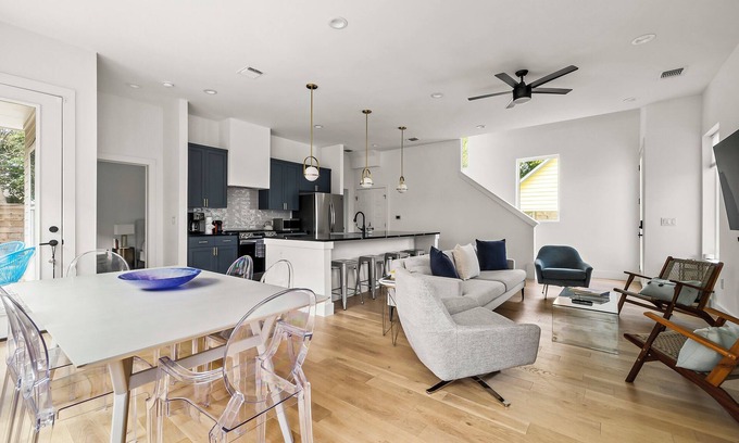 Southhampton Hills Casa | Gorgeous New Build ~Luxury Finishes~ Huge Balcony