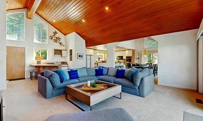 Truckee Casa | Hermosa casa de Northstar con una mesa de ping pong, chimenea de gas y bañera de hidromasaje.