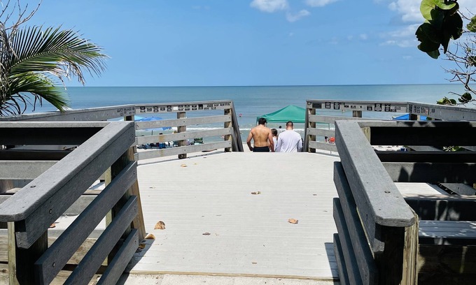South Patrick Shores Condominio | Gorgeous Ocean and Launch Views from top floor. Condo Completely Remodeled.