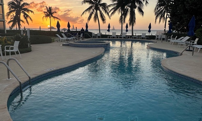 Seven Mile Beach Condominio | Gorgeous ocean views on Seven Mile Beach!
