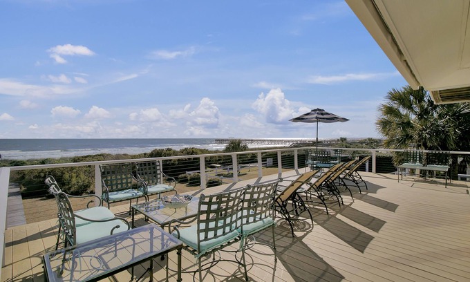 Charleston County Casa | Gorgeous oceanfront home with private beach access