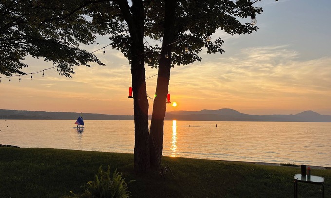 Newport Casa | Gorgeous one level, 3 bedrooms, 2 full bath living right on Lake Memphremagog!