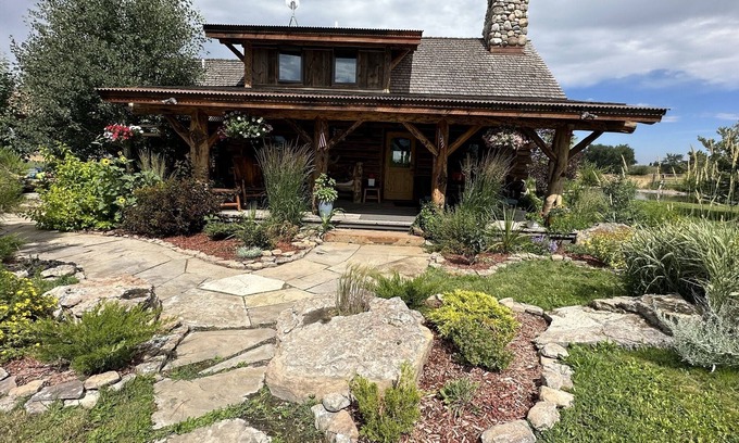 Bozeman Cabina | Gorgeous Outback Cabin w/ Beautiful Ponds, Mountain Views just 11 Mi to Bozeman
