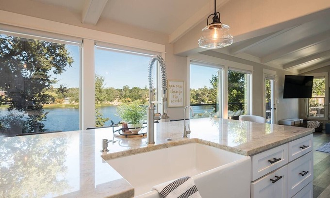Atascadero Casa | Gorgeous*Pool*Lake View*Game Room*Mini Putt