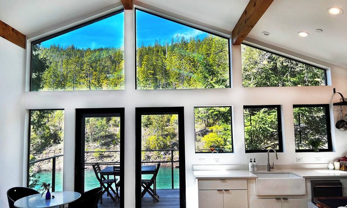 Gasquet Casa | Gorgeous rebuilt cabin on the banks of the Smith river. Hike, kayak, swim, relax