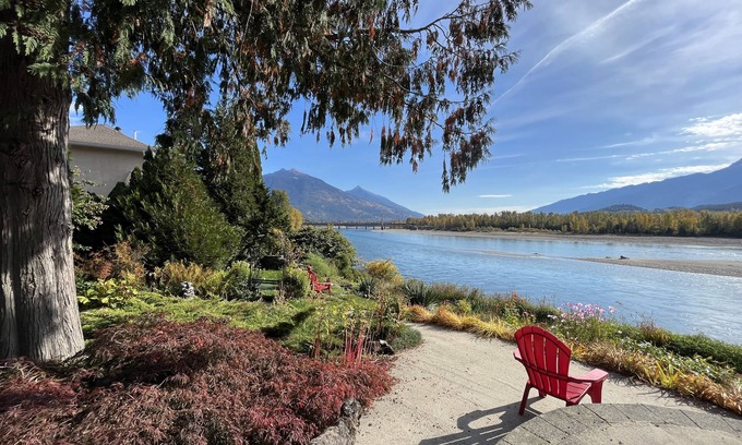 Revelstoke Casa | Gorgeous riverfront home, great views, minutes to Mt Revelstoke and downtown.