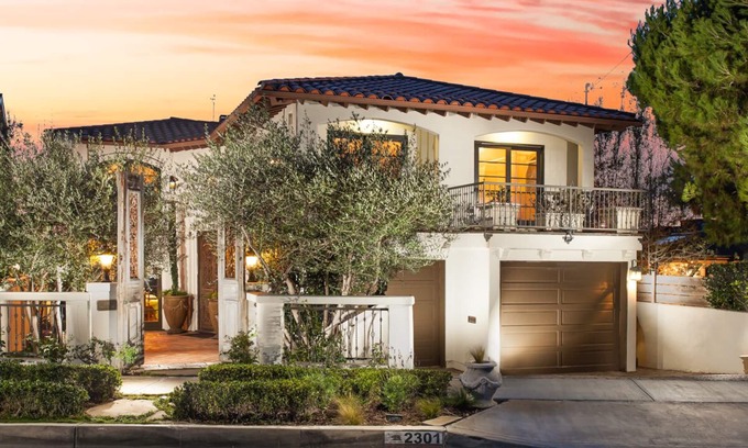 Corona del Mar Casa | Hermosa casa de estilo español con impresionantes vistas al mar en una ubicación premium
