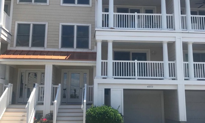 Fenwick Island Casa | ¡Maravilloso! Pasos a la playa, la bahía, la piscina! 2 Master Suites! Vistas de la bahía, hermosa casa!