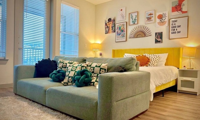 Sherman Apartamento | Gorgeous studio apartment in Sherman with pool, WiFi, gym, washer/dryer,