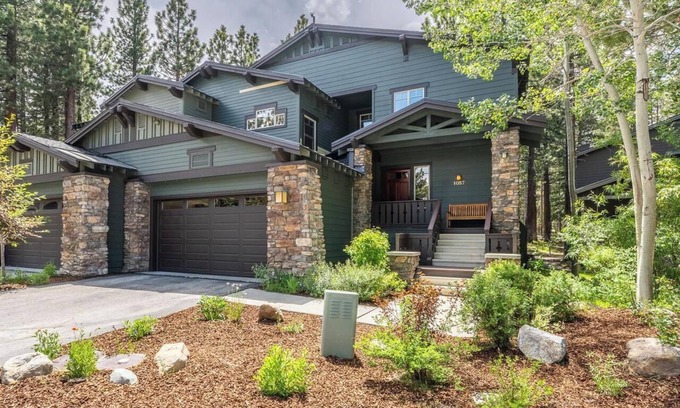 Mammoth Lakes Casa | Gorgeous townhome located on the golf course and Eagle Lodge Ski area.