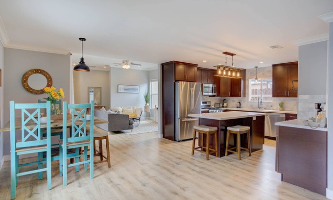 Morena Casa | Gorgeous VACATION Home CENTRAL TO EVERYTHING 4bdr/ 3 full baths. Sleeps 8.