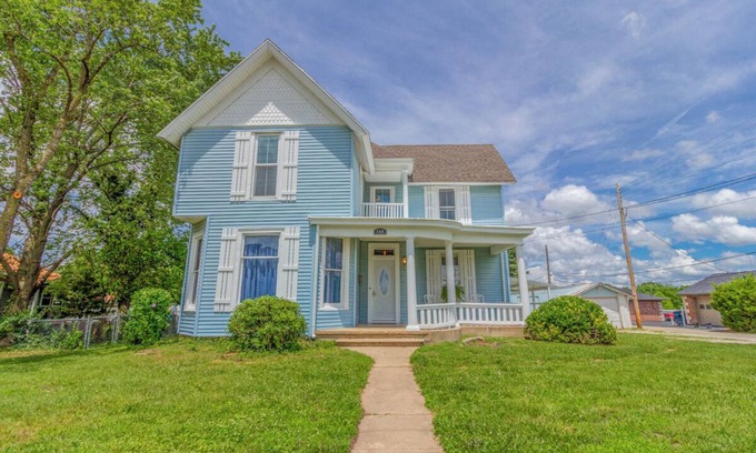 Lebanon Casa | Gorgeous Victorian home 40min from Lake Ozarks!!