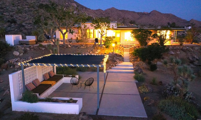 Joshua Tree Highlands Casa | Magníficas vistas, 5 acres, capacidad para 8, bañera de hidromasaje, WiFi, 5 minutos para aparcar!