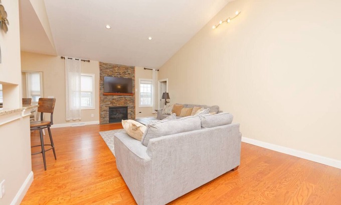 Round Lake Casa | Gorgeous Views of Round Lake, Minutes to Saratoga