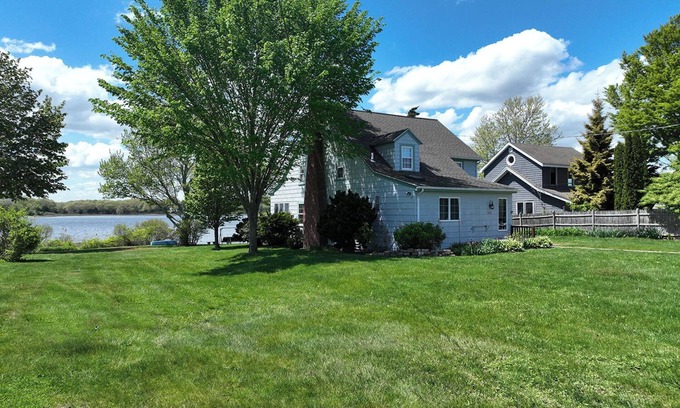 North Kingstown Casa | Gorgeous Waterfront Home in the Heart of North Kingstown