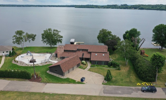 Faribault Casa | Gorgeous waterfront home on Cannon Lake