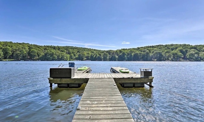 Greentown Casa | Gorgeous Waterfront, Private Dock,Kayaks,SUP's,Grill, FireTable, 3 Tier Deck