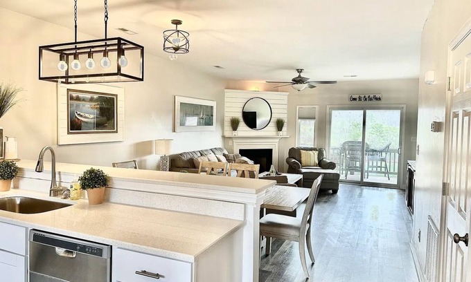 Huddleston Condominio | Gorgeous waterfront 2 bed 2 bath condo full amenities Mariners Landing resort