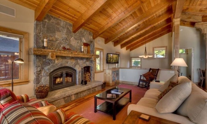 Tahoe Woods Casa | Tahoe Sun- remodelado hermosa casa, Lakeview, Hottub, Animales domésticos bienvenidos