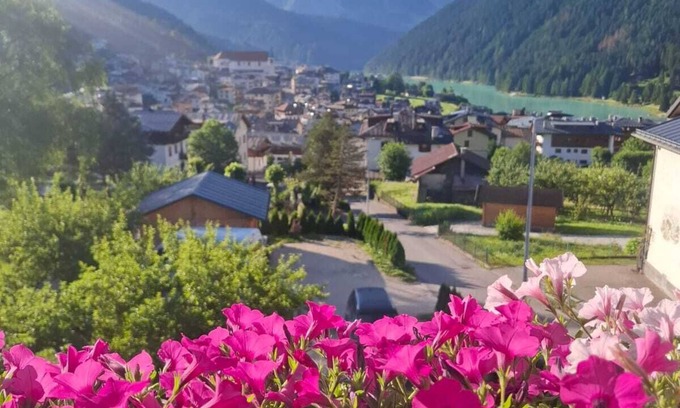 Auronzo di Cadore Apartamento | Gorgeous wooden attic room with wonderful view of Lake Auronzo