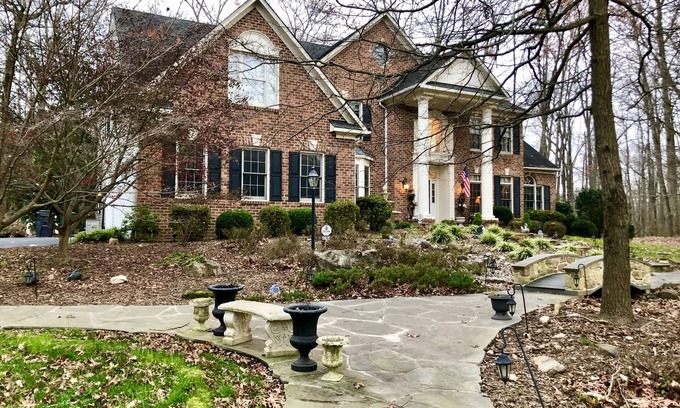 Leesburg Casa | Gorgeous, Wooded 3 Acre Estate -5 Bed/4 Bath-Leesburg/Brambleton/Aldie area