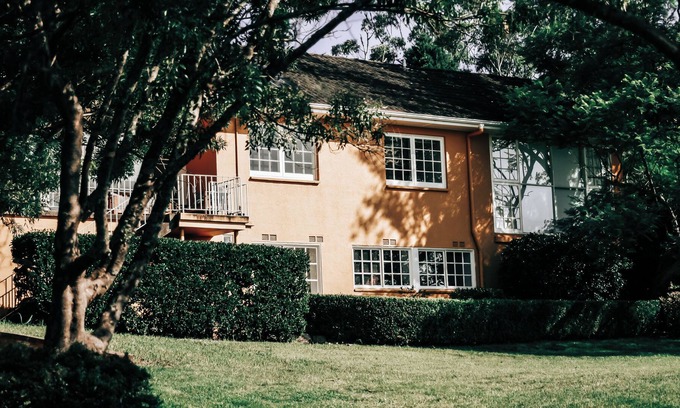 Grose Vale Casa | Gorgeous Yellow Garden Villa, Beautiful Family Home Surrounded by Gardens