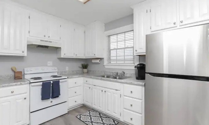 Northeast Virginia Beach Casa | GORGEOUSLY RENOVATED APT STEPS AWAY FROM THE BEACH