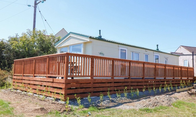 Cemaes Bay Cabaña | GORPHWYSFA CARAVAN, pet friendly, with a garden in Cemaes Bay