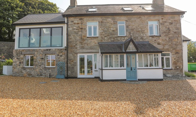 Beaumaris Cabaña | GORPHWYSFA, pet friendly, country holiday cottage in Llanddona
