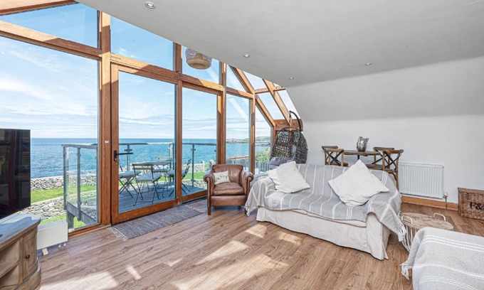 Cemaes Bay Cabaña | Gorwel Manaw - a cottage that sleeps 6 guests in 4 bedrooms