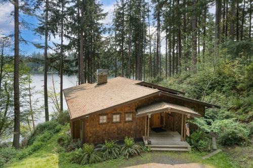 Langley Casa | Goss Lake Chalet by AvantStay Lakefront w Dock Fire Pit Outdoor Dining Area