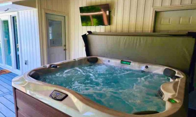 Geneva-on-the-Lake Casa | GOTL - Hot Tub - Wine Tours - Sunset Vacation Rentals