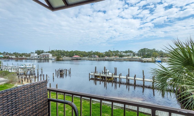 Carrabelle Condominio | Gotta Catch A Phish! 1BR/2BA Condo at Pirate's Landing! Special!