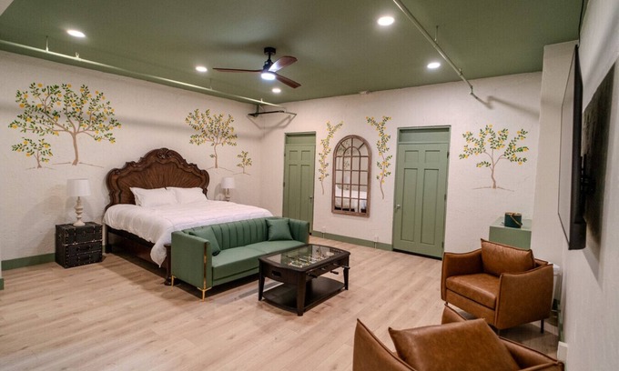 Biloxi Hotel | Government St. Balcony Suite 209