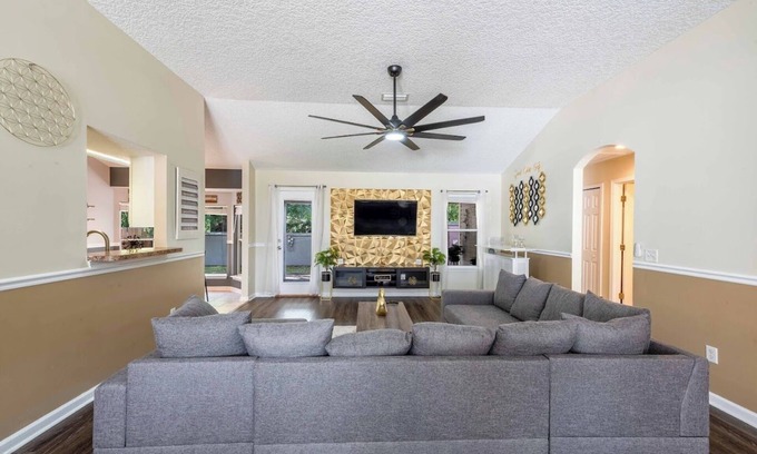 Oak Hill Casa | Graceful House Retreat