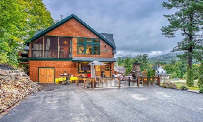 North Woodstock Casa | “Gracie Mansion” 4 Bed 3.5 Bath near New Loon Mtn