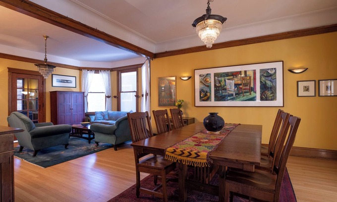 Edgewater Casa | Gracious, spacious vintage home in a terrific neighborhood near the lake